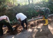 Babinsa Dan Warga Kerja Bakti Perbaiki Jalan Desa