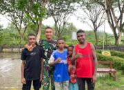Wujud Kepedulian, Personil Satgas Pamtas Statis RI-PNG Yonif 122/TS Pos Waris Membantu Anak-anak Berpenampilan Rapi