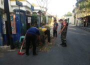 Jelang Hari Kemerdekaan, Babinsa Jayengan Bersama Warga Kerja Bakti.