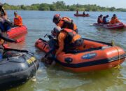 Polres Lamongan Bersama Tim SAR Gabungan Berhasil Evakuasi 3 Korban Perahu Tenggelam di Bengawan Solo