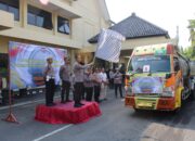 Polres Nganjuk bersama Alumni Akpol 95 Patria Tama Bantu 20 Truk Tangki Air Bersih Siap Minum