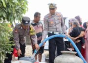 Polres Tuban Membagikan Air Bersih Ke Masyarakat