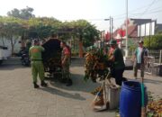 Jelang HUT RI, Babinsa Kratonan Ajak Warganya Kerja Bakti bersama