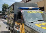 Unik, Polisi Patroli Sambil Berbagi Sayur Gratis Untuk Warga di Kediri