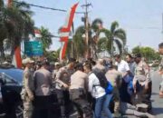 Mahasiswa Di Tuban Keroyok Polisi Saat Demo Di Depan Kantor DPRD