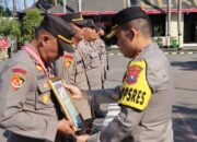 Kapolres Nganjuk Beri Penghargaan Kepada Anggotanya dalam Penerbitan Sertifikat Tanah Asset Polri