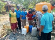 Polres Nganjuk Bersama BPBD dan Siswa SMKN 1 Lengkong Berikan Bantuan Air Bersih kepada Warga Desa Ngepung yang Terdampak Krisis Kekeringan