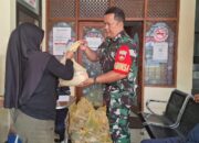 Babinsa Kemlayan Bantu Pembagian Sembako Grati