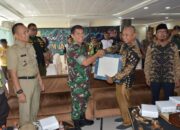 Dandim 0501/JP Secara Simbolis Menyerahkan Bantuan Keramik Untuk Rumah Ibadah
