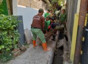 Babinsa Danukusuman Semangat Bahu Membahu Kerja Bakti Bangun Saluran Air