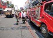 Babinsa Kemlayan Amankan Lokasi Paska Kebakaran