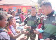 Penuh Senyuman di Akhir Pekan, Tingkatkan Kesejahteraan Warga Intan Jaya, Satgas YPR 330 Bagi Bibit Sayuran