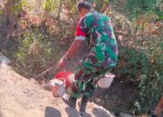 Permudah Jalur Perekonomian, Babinsa Ikut Gotong Royong Perbaikan Jalan