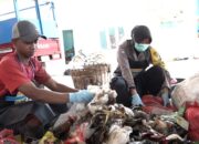 Anggota Polwan Polres Ponorogo bersama Warga Ubah Sampah jadi Produk Ekonomis