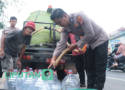 Peringati HUT Humas Polri ke- 72, SI Humas Polrestro Jakpus Distribusikan Air Bersih kepada Warga
