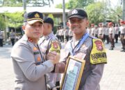 Kapolres Nganjuk Beri Penghargaan 6 Anggota Bhabinkamtibmas yang Berprestasi