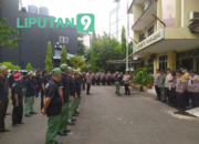 Gelar Apel Konsolidasi, Polsek Metro Tanah Abang berikan Peralatan kepada Sat Kamling se- Kec. Tanah Abang