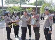 Kapolres Nganjuk Beri Penghargaan Anggota Berprestasi Tingkat Polda Jatim
