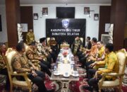 Pj Gubernur Agus Fatoni dan Pj Ketua TP PKK Sumsel Tyas A. Fatoni Diberi Gelar Adat Suttan dan Ratu oleh Lembaga Adat OKU Timur