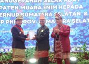 Pj Gubernur Sumsel Agus Fatoni dan Pj Ketua PKK Sumsel Mendapat Gelar Adat Kabupaten Muara Enim