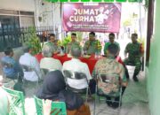 Polres Tanjungperak Sampaikan Pesan Pemilu Damai Melalui Jumat Curhat.