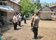 Polisi Gotong Royong Bantu Warga Menangani Tanggul Jebol di Ploso Jombang