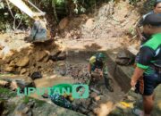 TNI Satgas Pamtas RI-Malaysia Yonarmed 10 Bradjamusti Bersama Warga Perbaiki Bendungan Sungai di Perbatasan