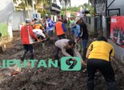 Polres Batu Bersama TNI dan Warga Bersinergi Bersihkan Lumpur Akibat Banjir