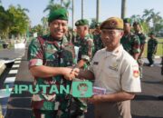 Kepedulian dan Perhatian Komandan, Serahkan Bingkisan Natal Pada Anggota