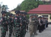 Satgas Yonif 623 Apel Gelar Pasukan Operasi Lilin Pengamanan Tahun Baru 2024 Oleh Polres Maybrat