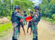 Budayakan Menjaga Kebersihan Sejak Dini, Satgas Yonif 122/TS Bagikan Perlengkapan Mandi Kepada Anak-anak Kampung Wembi