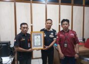 Kapolda Kalbar Berikan Piagam Penghargaan Kepada kaperwil Raden Media.Id