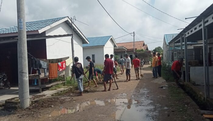 Ketua RT 34 Bersama Warga Pondok Asri Sukajadi Melakukan Kerja Bakti guna Mencegah Terdampaknya DBD