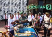 Sinergitas dan Soliditas, Polres Trenggalek Bersama Kodim 0806 Berbagi Ratusan Jas Hujan Gratis untuk Warga
