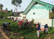 Karya Bhakti TNI, Koramil 1423-05/Marioriwawo Kab.Soppeng, Bersama Siswa SD dan Masyarakat Bersihkan Selokan