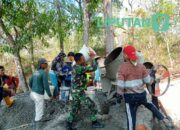 Membangun Desa Bersama Warga, Babinsa Kerja Bakti Pengecoran Jalan