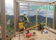 Meringankan Beban Masyarakat, Babinsa Dampingi Warga Bangun Rumah