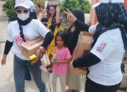 Relawan GSP Sultra Bagi Susu Ajak Masyarakat menangkan Prabowo Gibran Satu Putaran