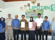 Bupati Soppeng Bersama Kepala BPN Menyerahkan Sertifikat Retribusi Tanah Untuk Masyarakat