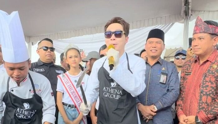 Dr. Richard Lee Buktikan Warga Palembang Tertib saat Masak 300 Kg Rendang