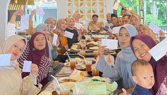 Usai Pembagian Rapor, Keluarga Besar Guru SMPS Islam As-Sirajul Munir Makan Bersama Sambut Libur Awal Semester