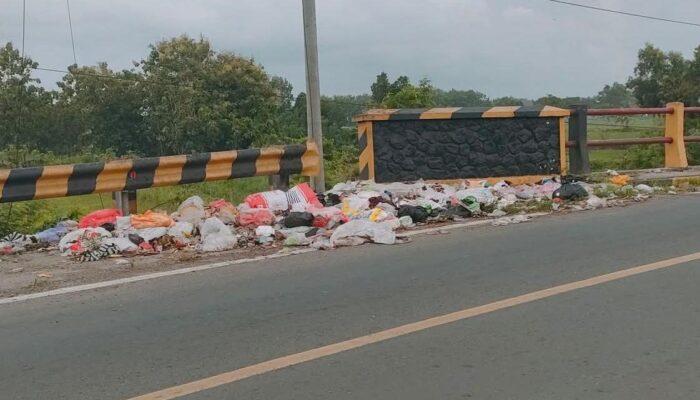 Akses Vital Jadi TPS Liar di Jembatan Nepa Sampang, Kecamatan Banyuates Terkesan Tutup Mata