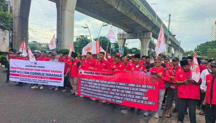 MADAS Gelar Aksi di Mabes Polri, Desak Kapolri Copot Kapolres Tuban