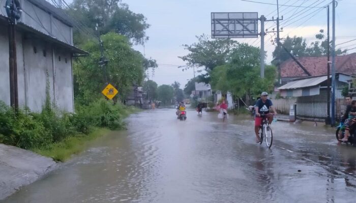 Banjir Rendam Sejumlah Wilayah di Sampang, Jalan Raya Panggung Sempat Tergenang 30 Cm