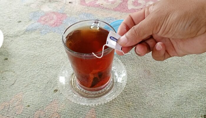 Menikmati Teh Hangat, Tradisi Sederhana yang Menenangkan Jiwa dan Menjaga Kesehatan