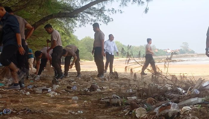 Kapolsek Sokobanah Turun Langsung Bersih-Bersih Pantai Lon Malang, Wujud Kepedulian Polri Jaga Kelestarian Pesisir