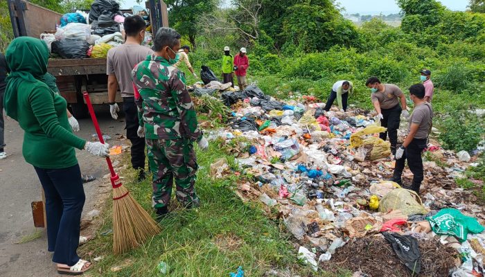 Forkopimcam Sokobanah Bersama TNI dan Polri Gotong Royong Bersihkan Sampah Liar di Jembatan Sowa’an