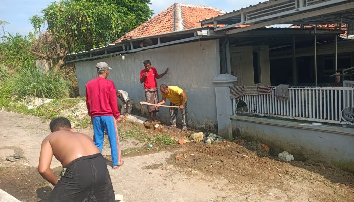 Warga Desa Tagangser Laok Pamekasan, Patungan Bangun Jalan Swadaya, Kades Turut Bantu