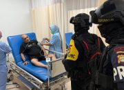 Patroli Brimob Metro Jaya di Jakarta Utara Bantu Warga Sakit Ke Rumah Sakit
