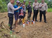 Satlantas Polresta Kuningan Berikan Bantuan Berupa Cairan Pembasmi Rumput kepada Desa Cibulan Dalam Rangka Penanaman Jagung Bentuk Implementasi Ketahanan Pangan